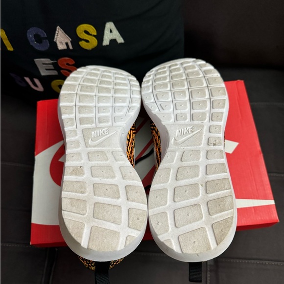 Nike Roshe Flyknit sz 13 Blk/Wht/Total Orange-Volt - Picture 3 of 4